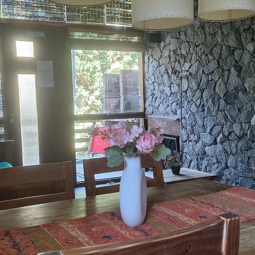 Área de comedor de la cabaña 2 ambientes 1 planta