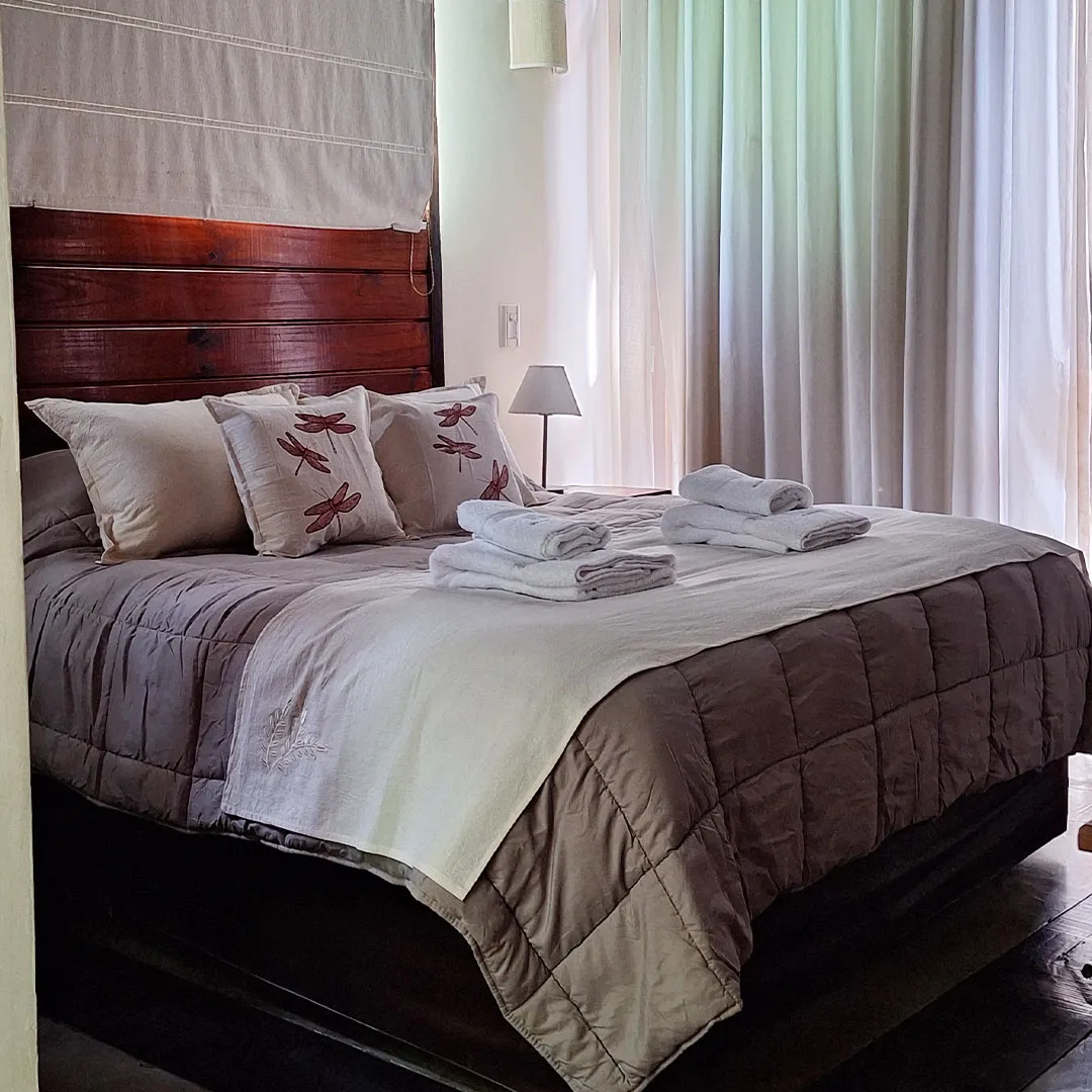 Dormitorio con sommier Queen en la cabaña 2 ambientes 1 planta