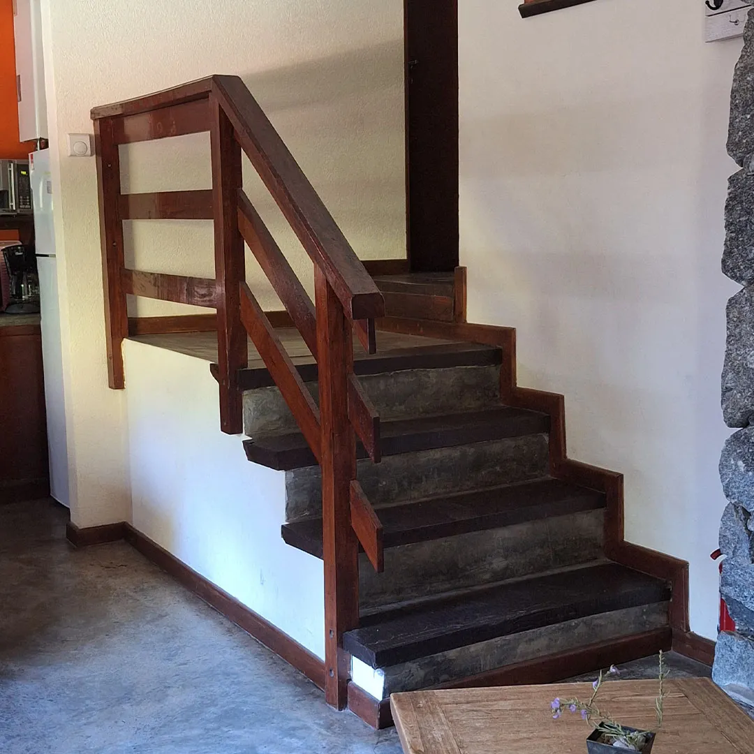 Escaleras interiores de la cabaña 2 ambientes 1 planta