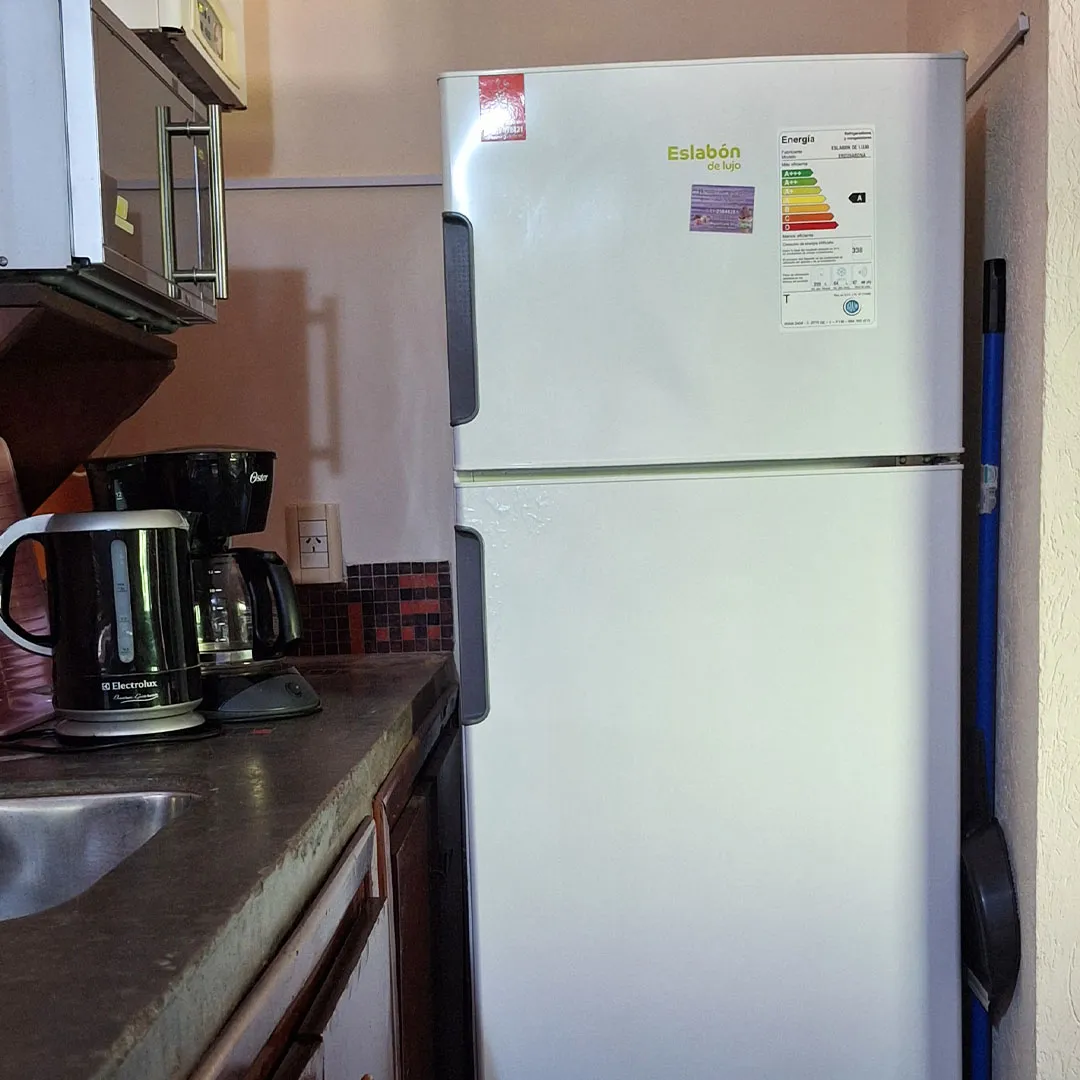 Heladera y cocina equipada de la cabaña 2 ambientes 1 planta