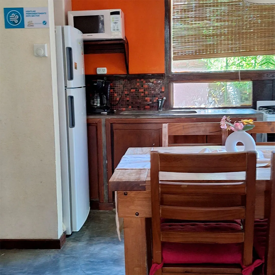 Living integrado con cocina en la cabaña 2 ambientes 1 planta