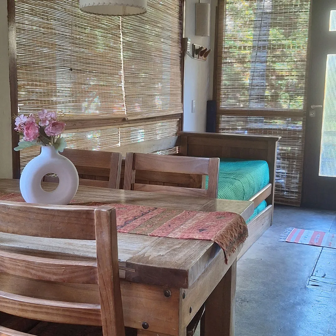 Mesa del comedor en la cabaña 2 ambientes 1 planta