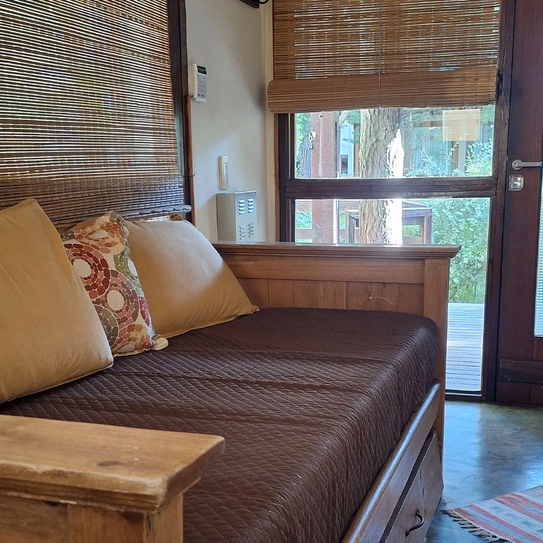 Sofá cama junto al comedor de la cabaña 2 ambientes 1 planta