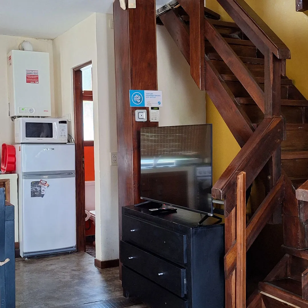 Cocina comedor de la cabaña 2 ambientes 2 plantas