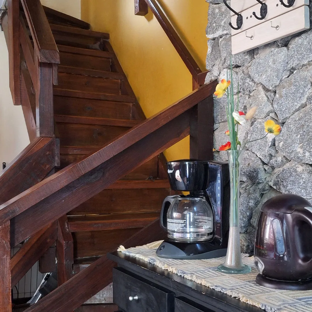Escaleras interiores de la cabaña 2 ambientes 2 plantas