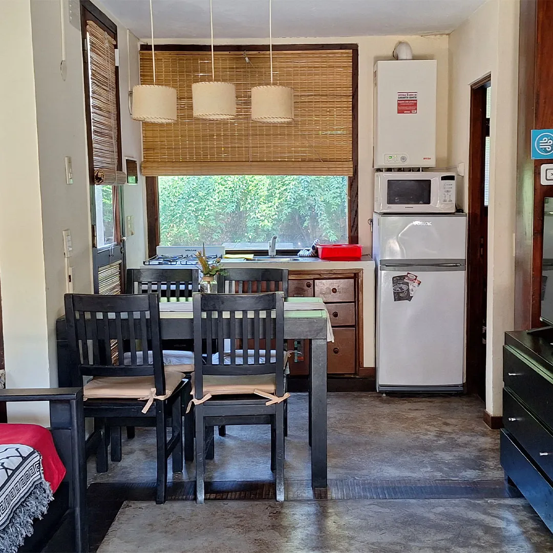 Living integrado con cocina en la cabaña 2 ambientes 2 plantas