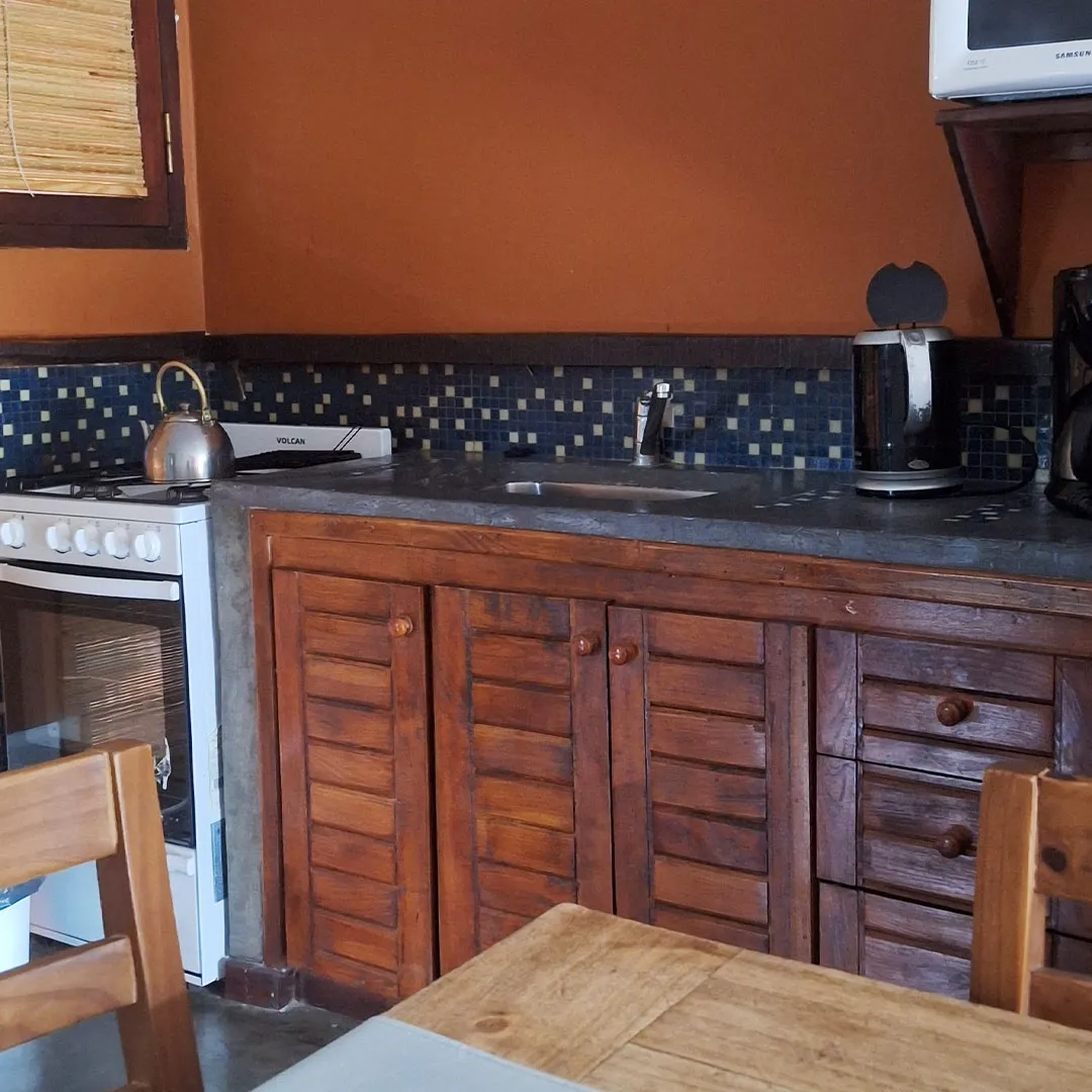 Sector de cocina de la cabaña 3 ambientes 1 planta