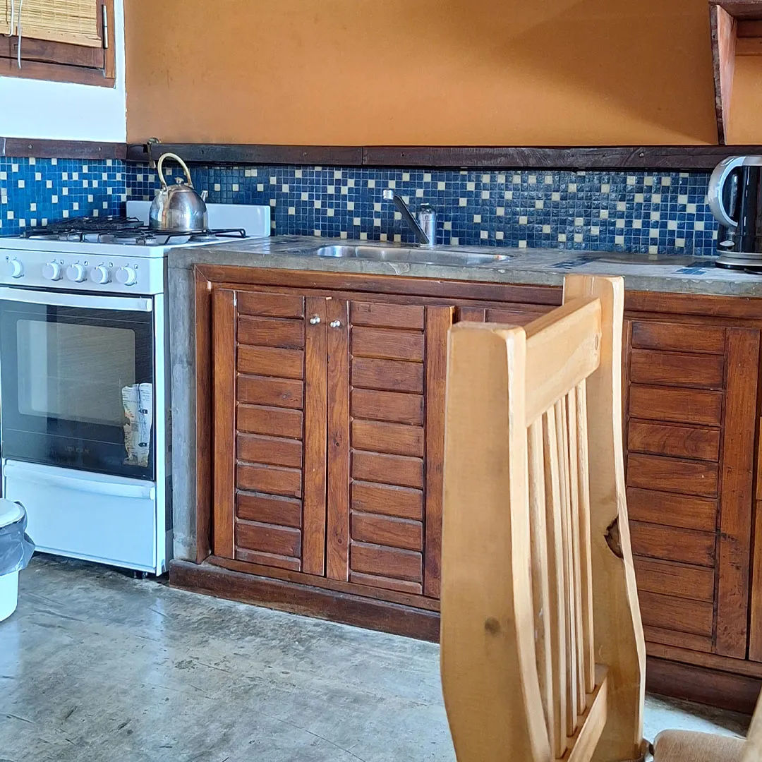 Cocina equipada de la cabaña 3 ambientes 1 planta
