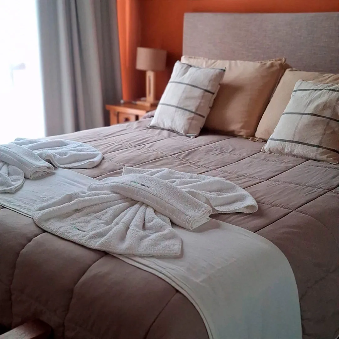 Dormitorio principal de la cabaña 3 ambientes 1 planta
