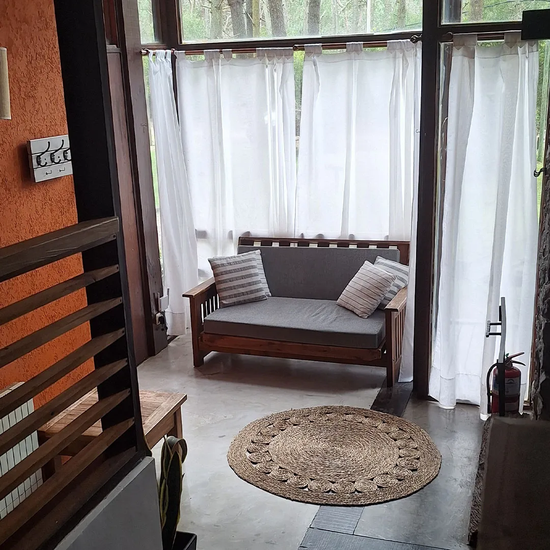 Living con sofá de la cabaña 3 ambientes 1 planta