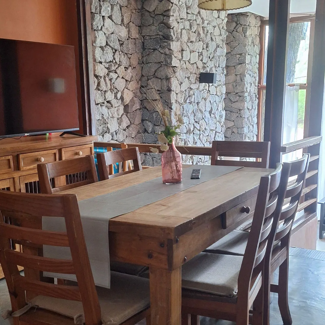 Mesa junto a la cocina de la cabaña 3 ambientes 1 planta
