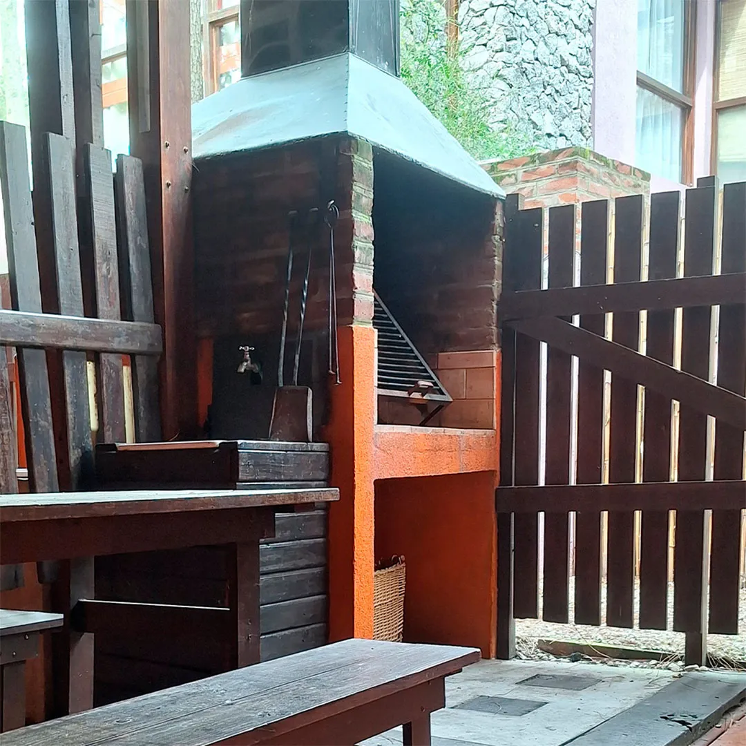 Deck con parrilla individual de la cabaña 3 ambientes 1 planta