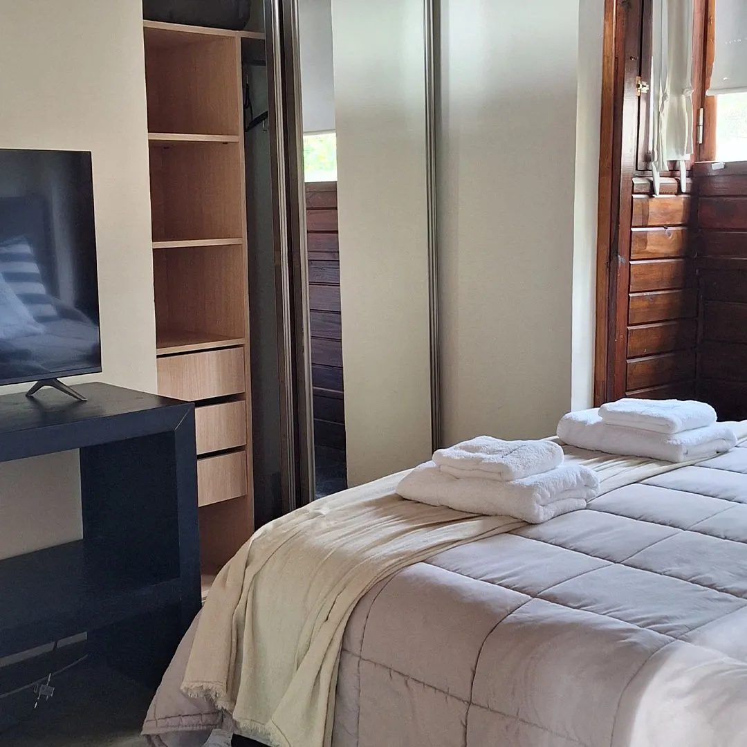 Cama del dormitorio de la cabaña 3 ambientes 2 plantas