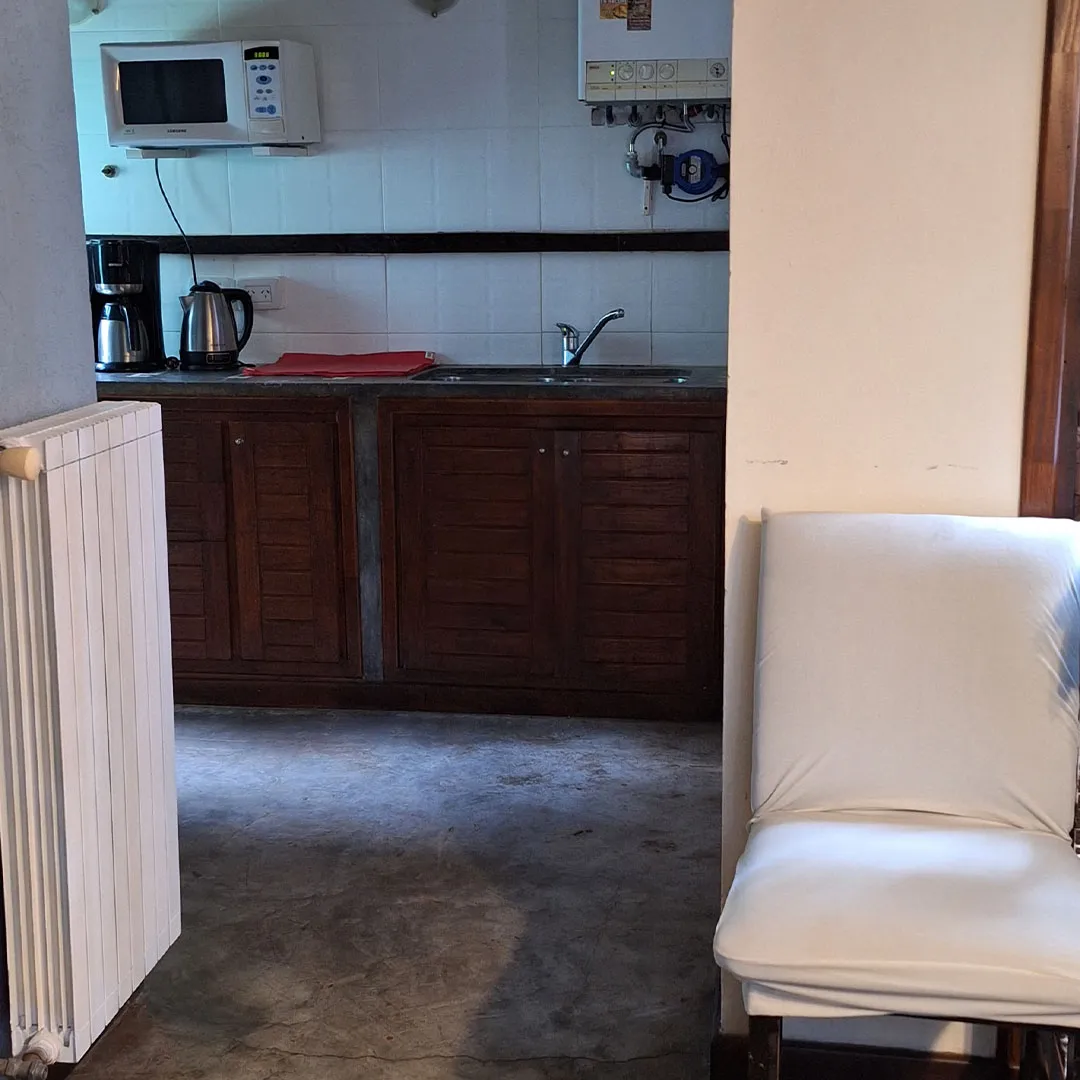 Living integrado con cocina en la cabaña 3 ambientes 2 plantas