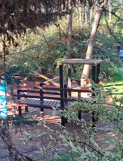 Plaza exterior con juegos